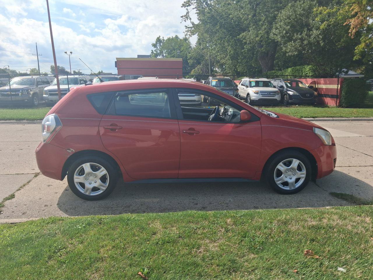 Used 2010 Pontiac Vibe w/ Preferred Package FWD image 13