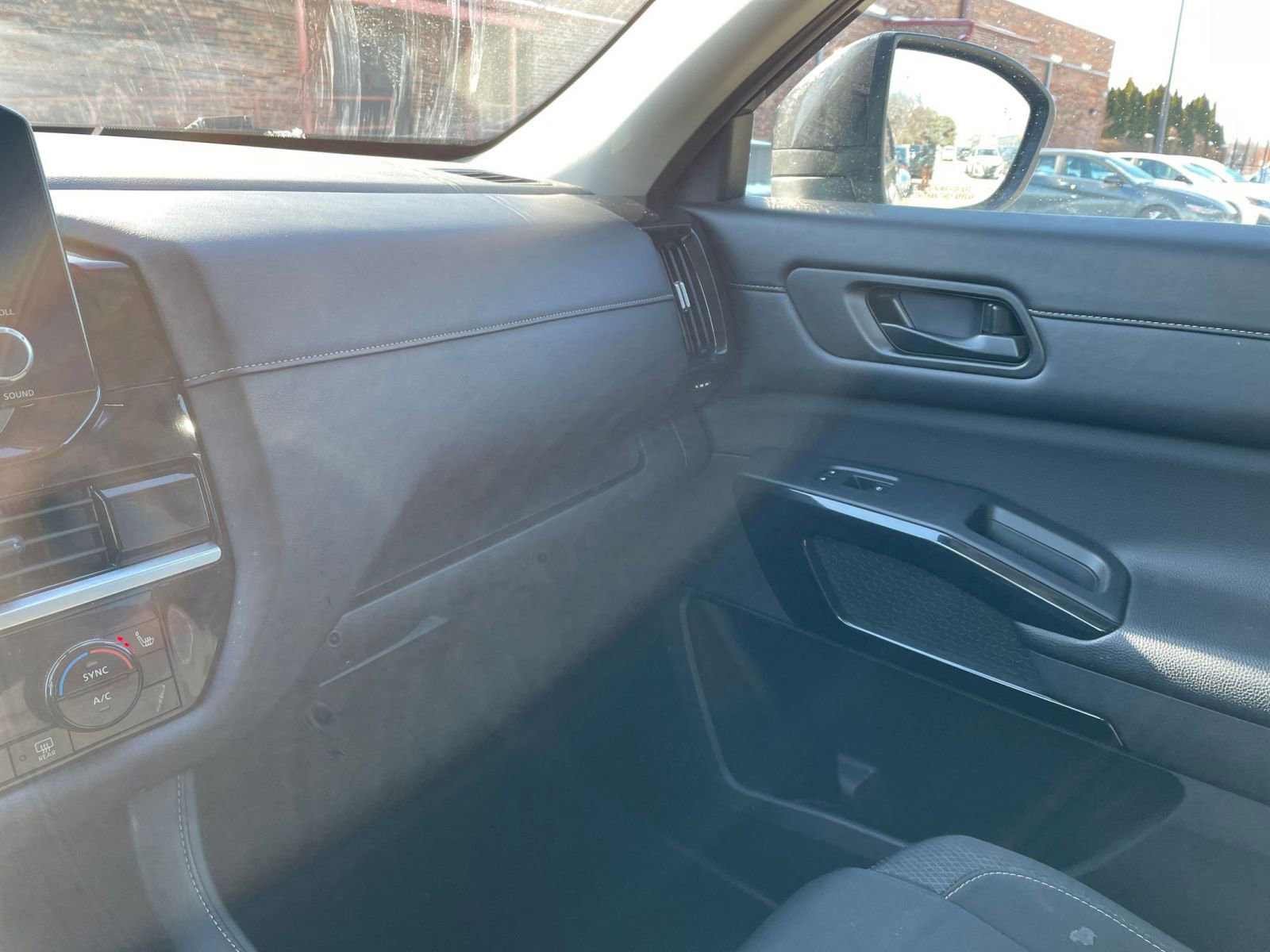 Used 2025 Nissan Pathfinder SV image 38