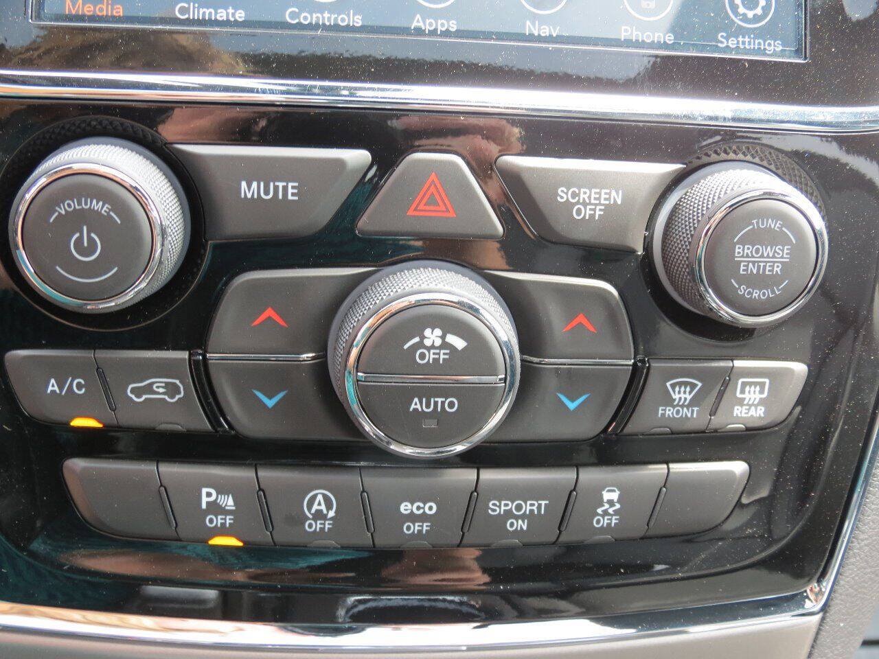 Used 2020 Jeep Grand Cherokee Limited w/ Trailer Tow Group IV AWD/4WD image 17