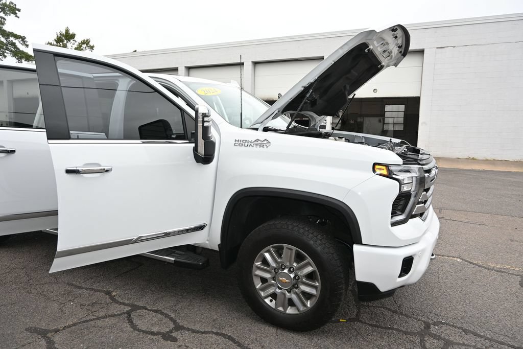 Used 2024 Chevrolet Silverado 2500 High Country w/ High Country Premium Package AWD/4WD image 7
