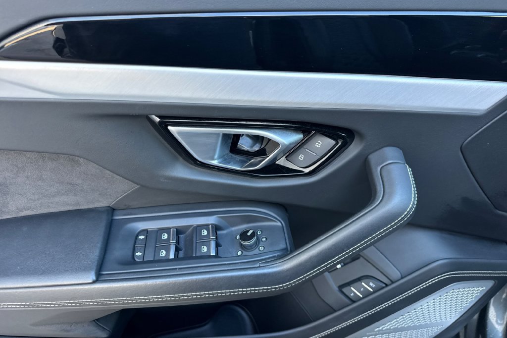 Used 2019 Lamborghini Urus AWD/4WD image 15