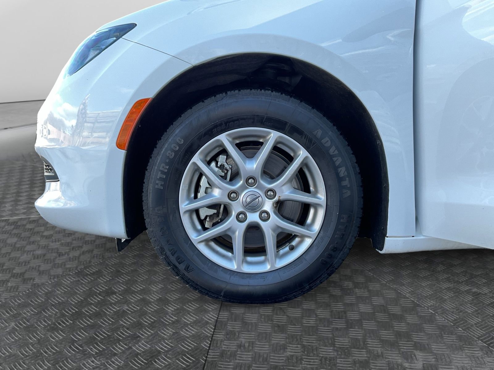 Used 2023 Chrysler Voyager LX image 14