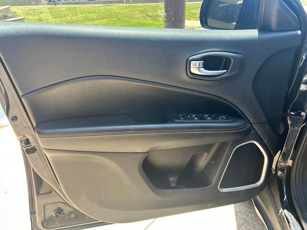Used 2019 Jeep Compass Latitude FWD image 11