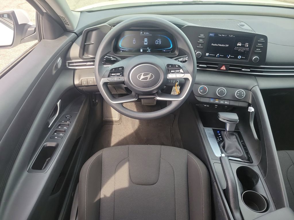 Certified 2025 Hyundai Elantra SE image 14
