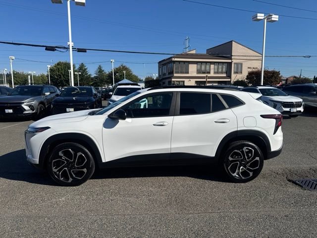 Used 2024 Chevrolet Trax RS w/ Sunroof Package FWD image 2