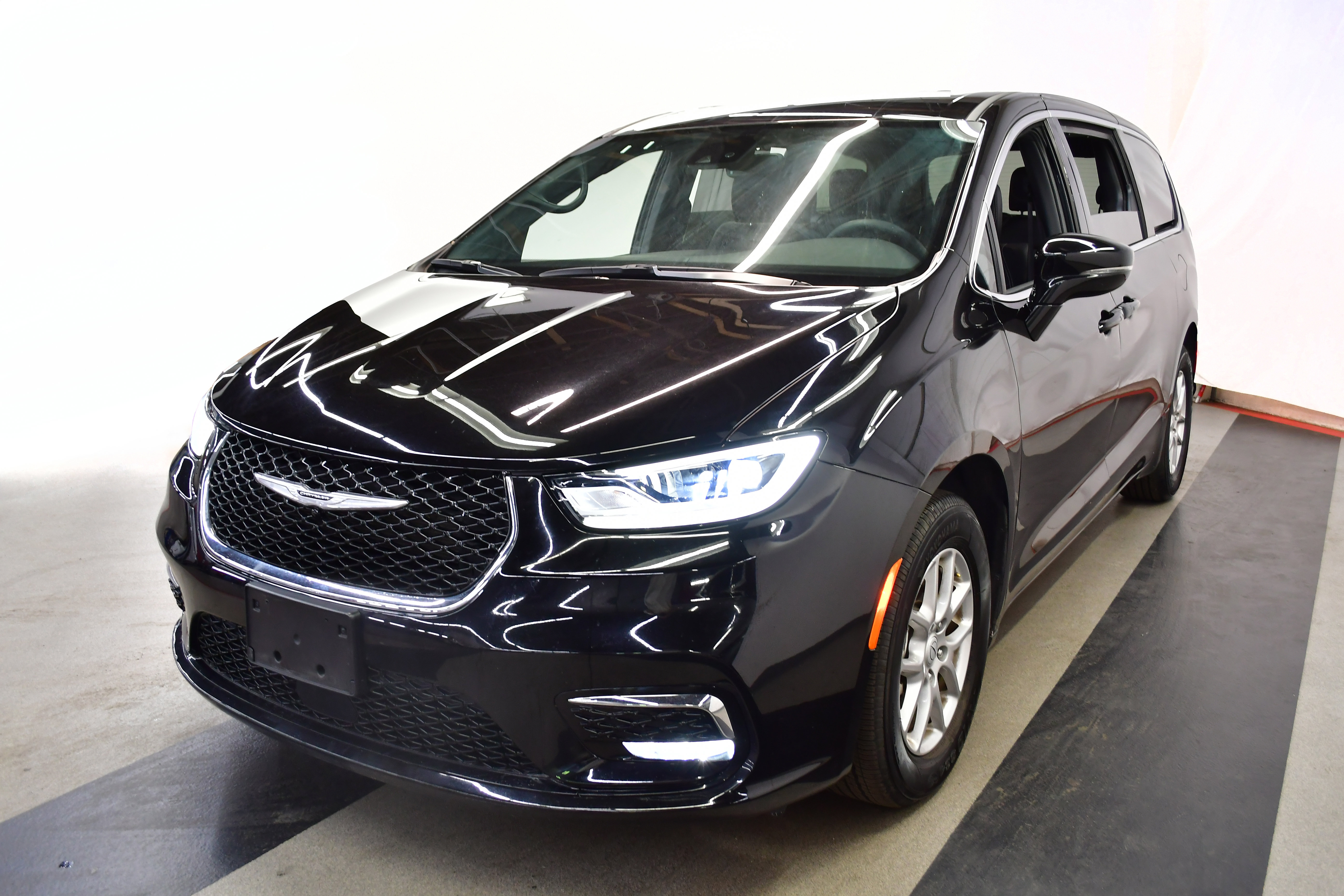 Used 2025 Chrysler Pacifica Select FWD image 4