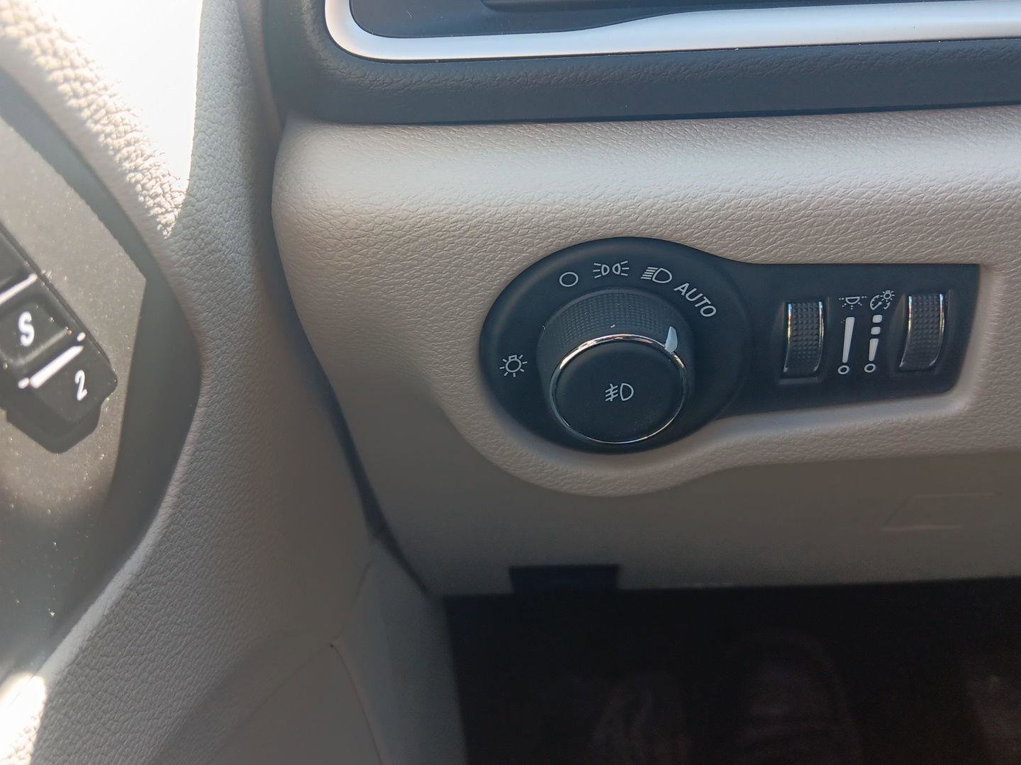 Used 2024 Chrysler Pacifica Touring-L FWD image 19