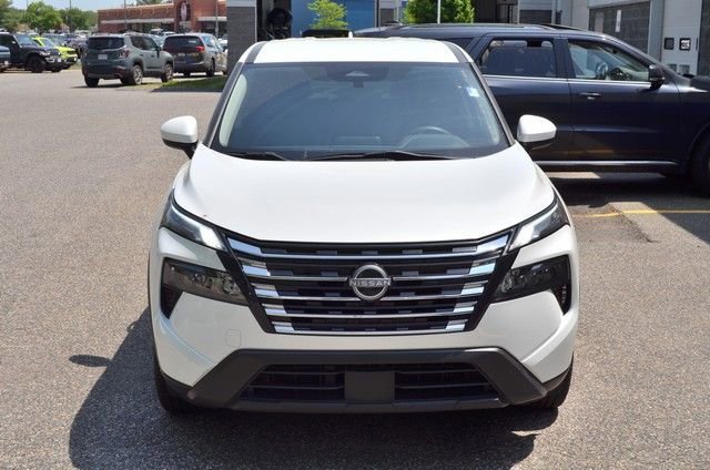Used 2024 Nissan Rogue SV AWD/4WD image 3