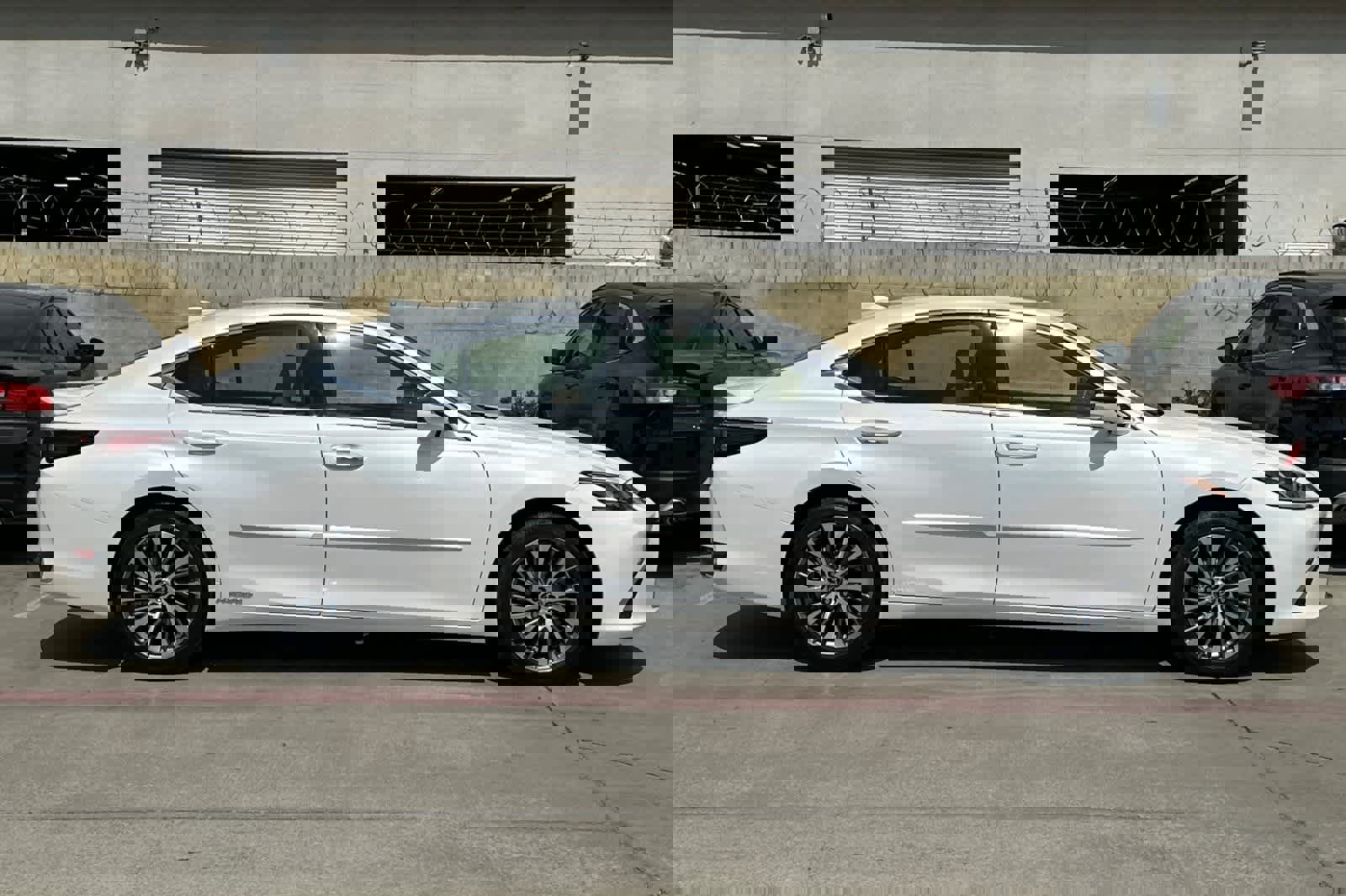 Used 2019 Lexus ES 300h w/ Premium Package image 9