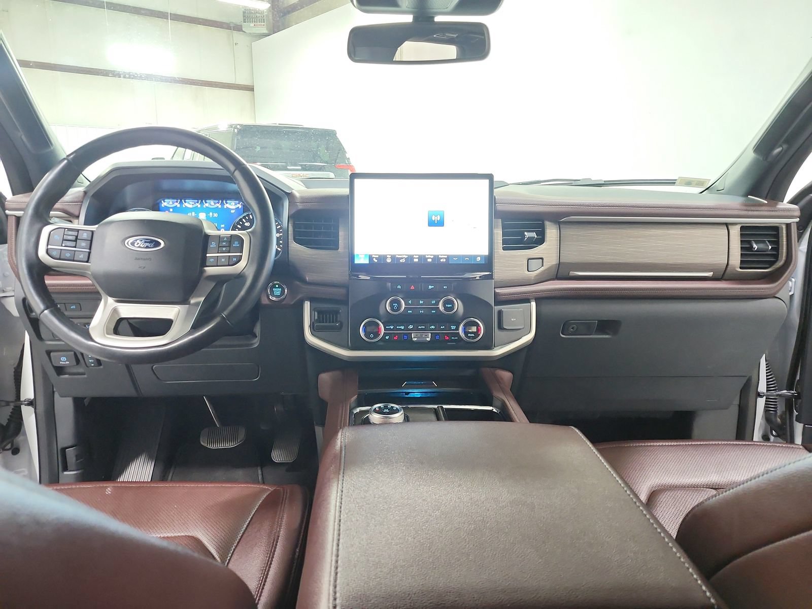 Used 2024 Ford Expedition Limited AWD/4WD image 23
