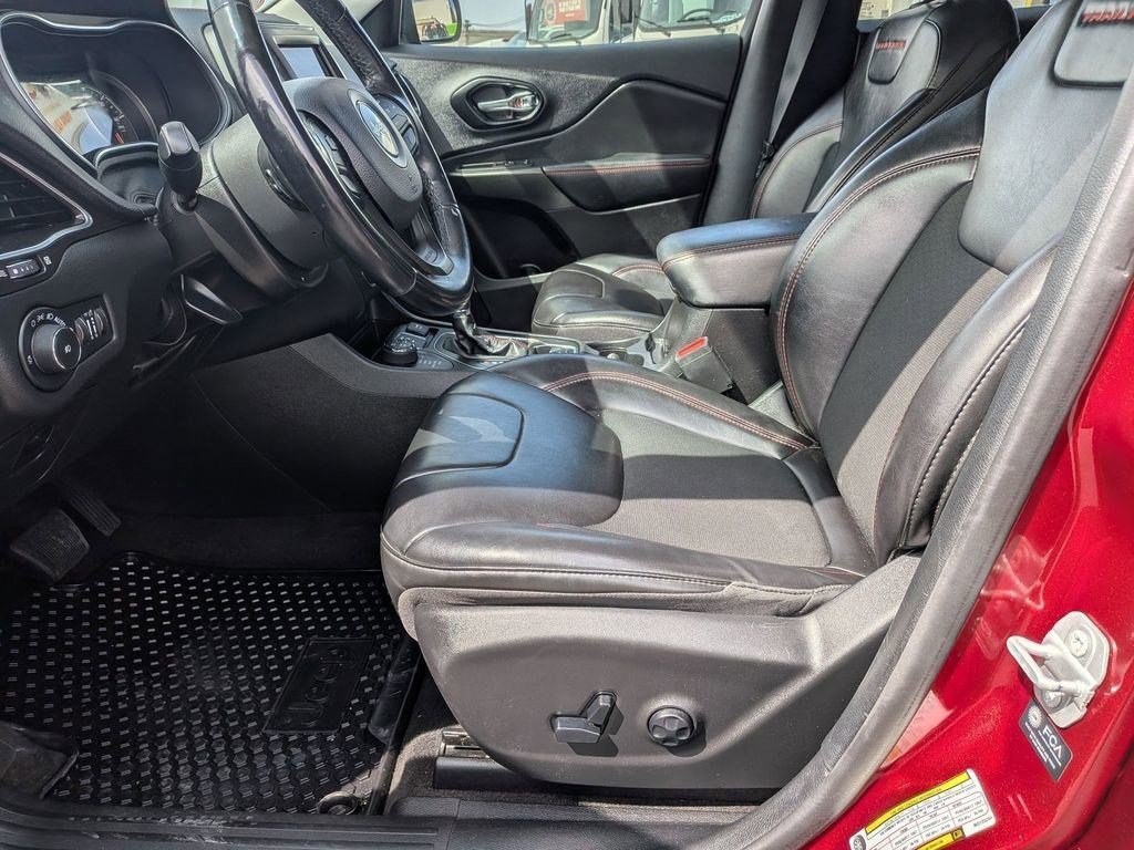 Used 2021 Jeep Cherokee Trailhawk AWD/4WD image 25