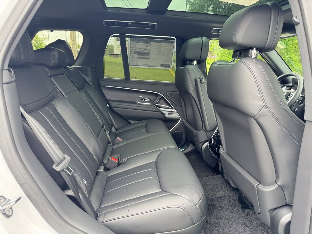 New 2025 Land Rover Range Rover SE image 30
