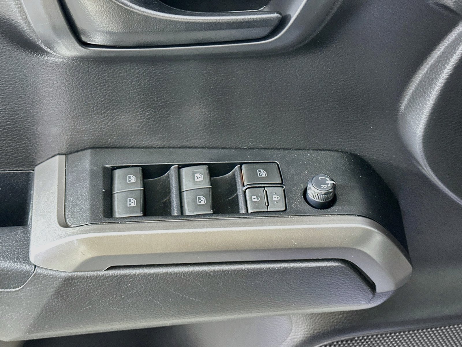 Certified 2022 Toyota Tacoma SR5 AWD/4WD image 17