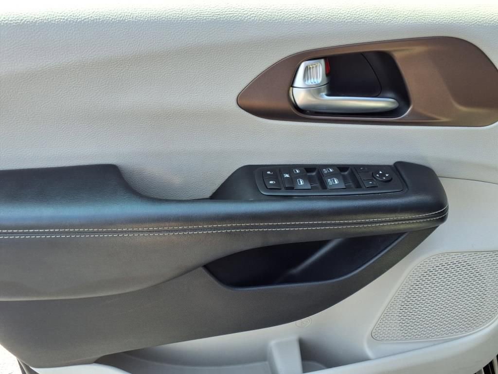 Used 2020 Chrysler Voyager LX image 10