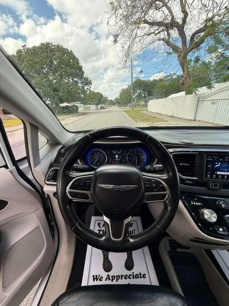 Used 2018 Chrysler Pacifica Touring-L FWD image 10