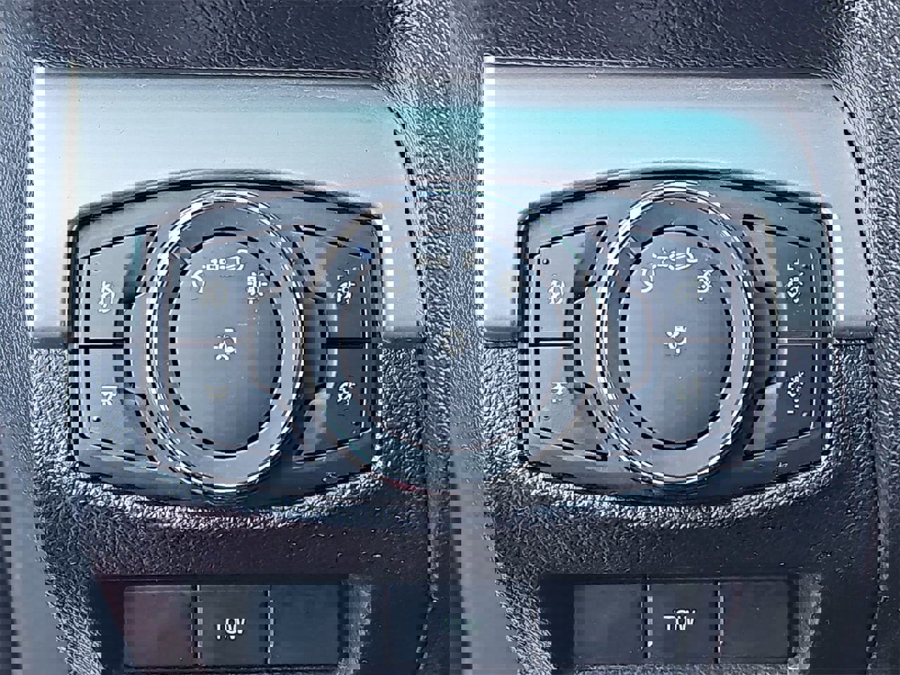 Used 2017 Ford Explorer XLT image 26