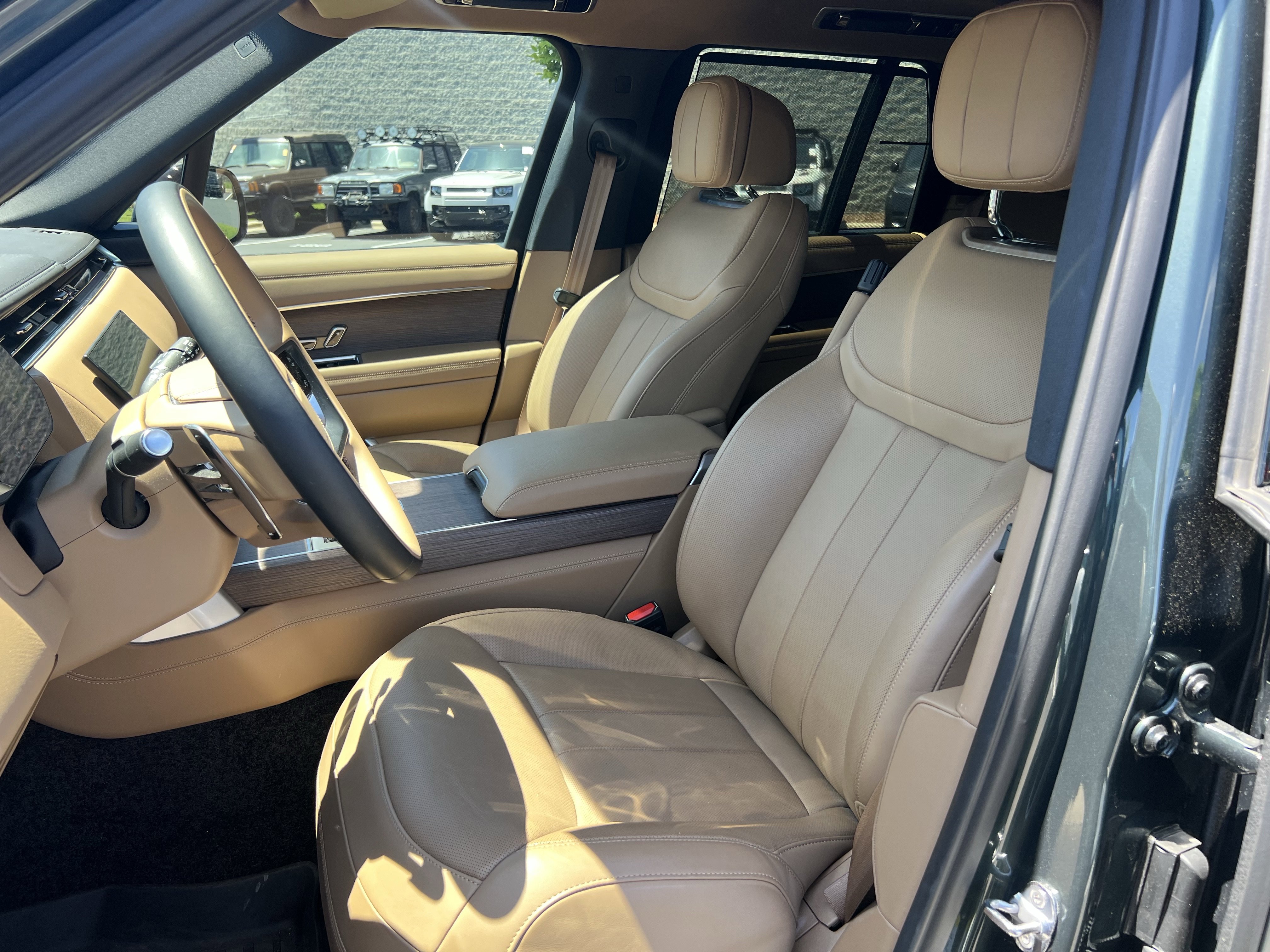 Certified 2025 Land Rover Range Rover SE AWD/4WD image 16