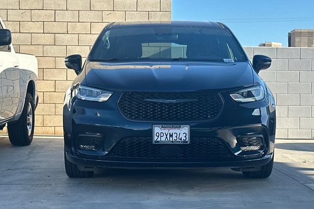 Used 2023 Chrysler Pacifica Touring-L w/ S Appearance Package FWD image 2