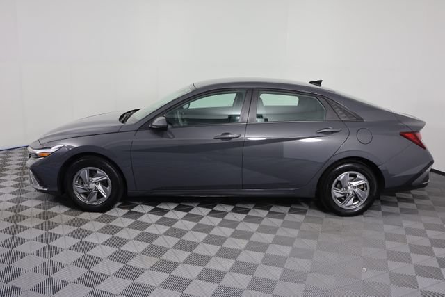 Certified 2024 Hyundai Elantra SE FWD image 5