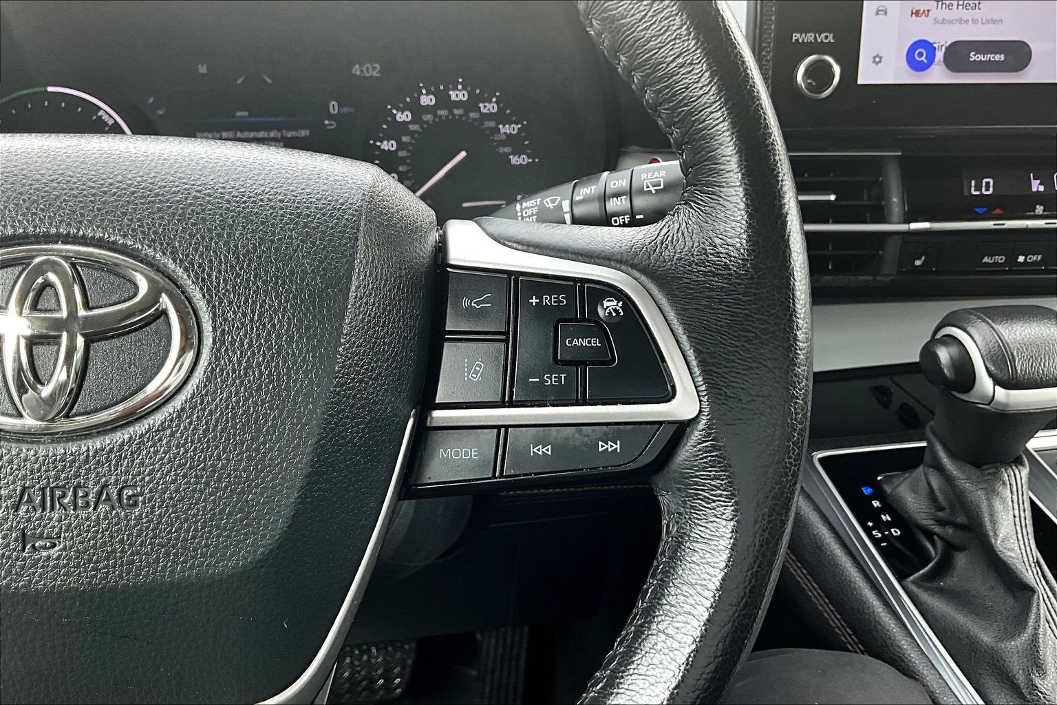 Used 2025 Toyota Sienna XLE FWD image 21