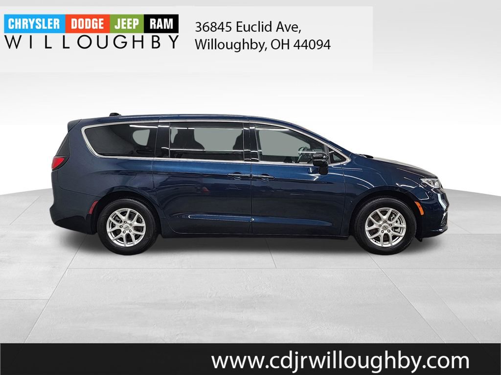 Used 2025 Chrysler Pacifica Select FWD image 4