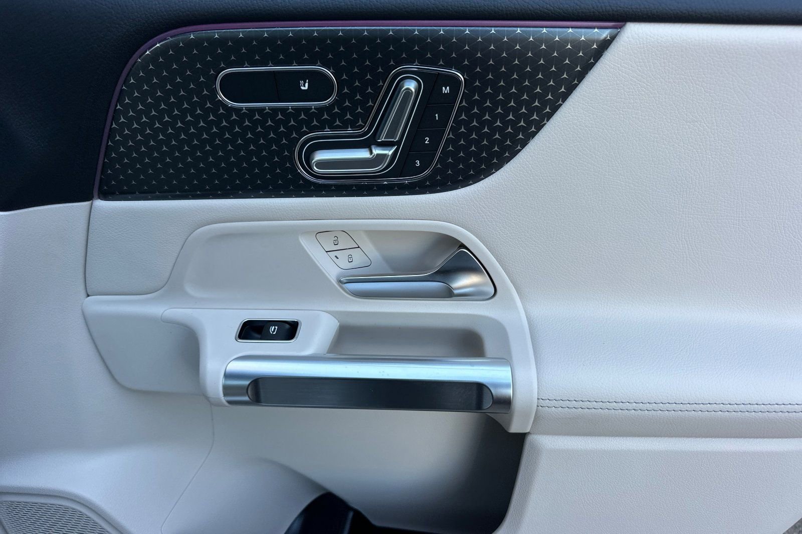 New 2025 Mercedes-Benz GLB 250 image 31