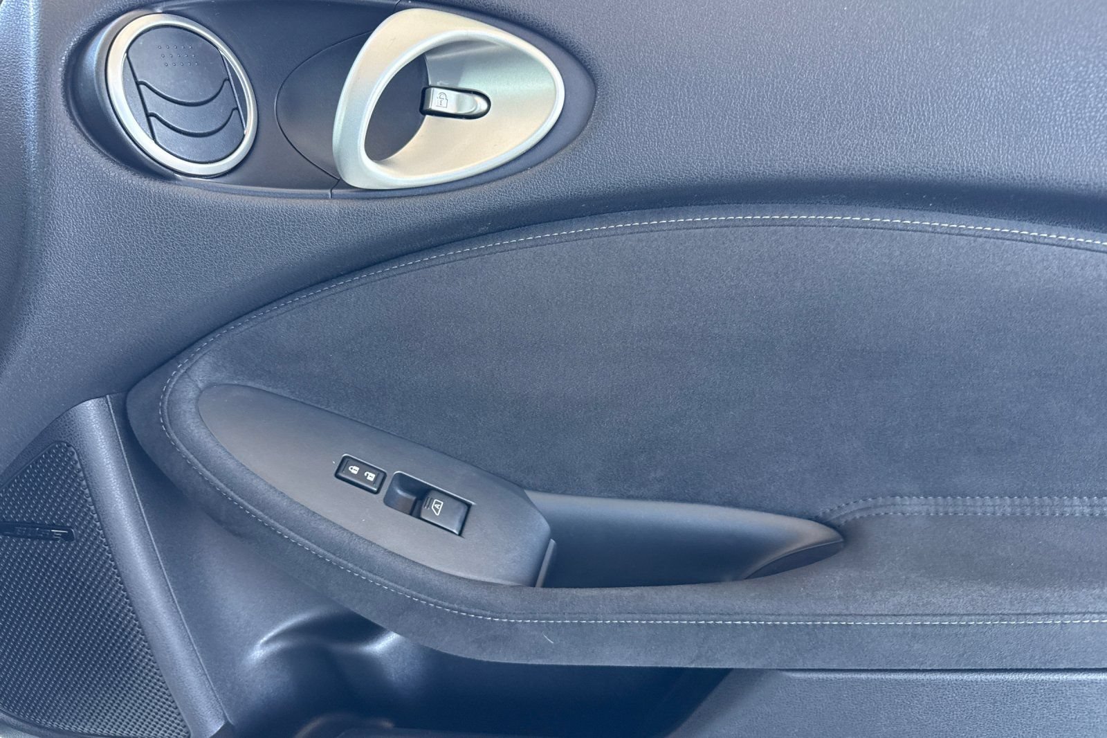 Used 2014 Nissan 370Z Touring RWD image 23