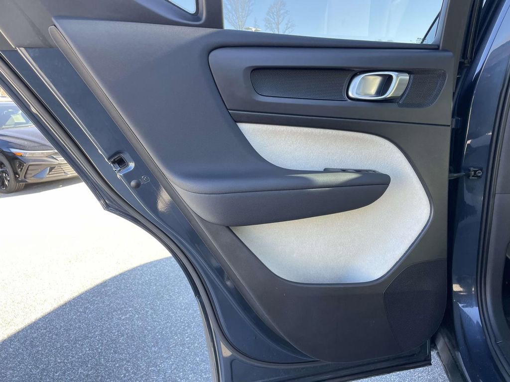 Used 2021 Volvo XC40 T5 Momentum w/ Premium Package image 2