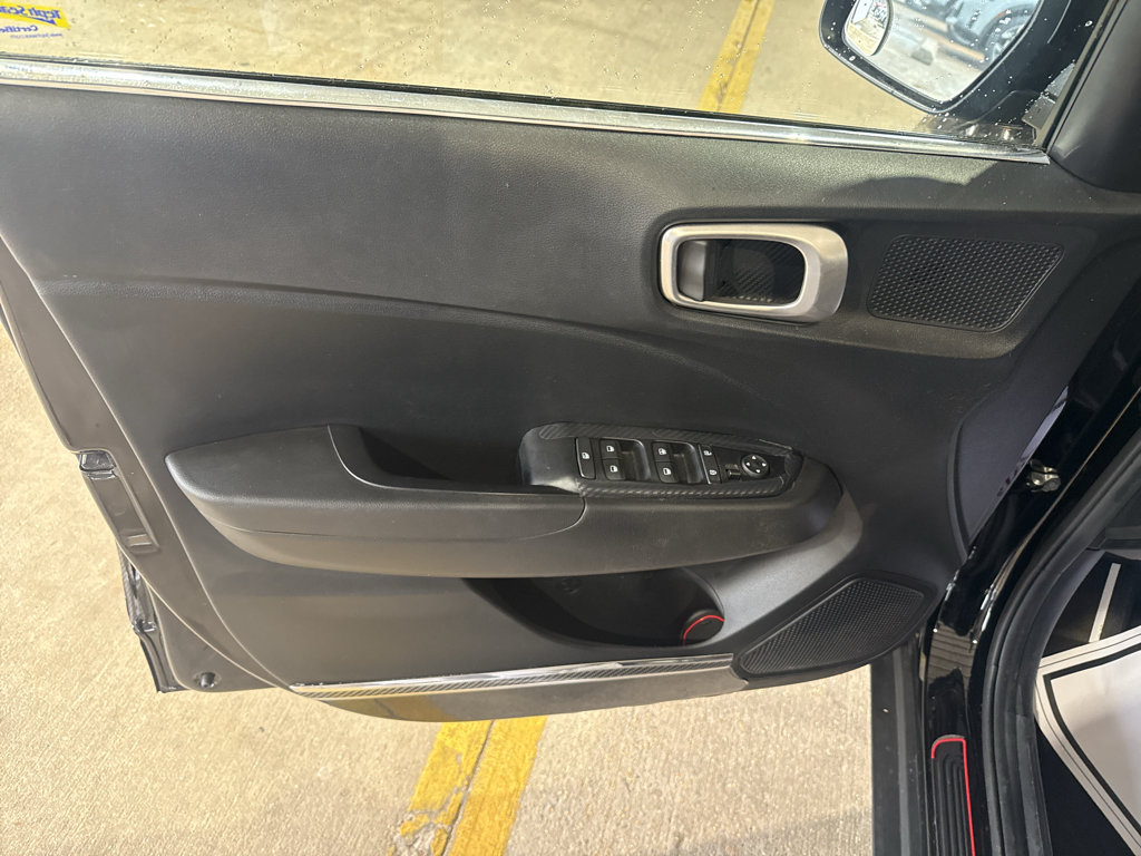 Used 2025 Hyundai Venue SE FWD image 14