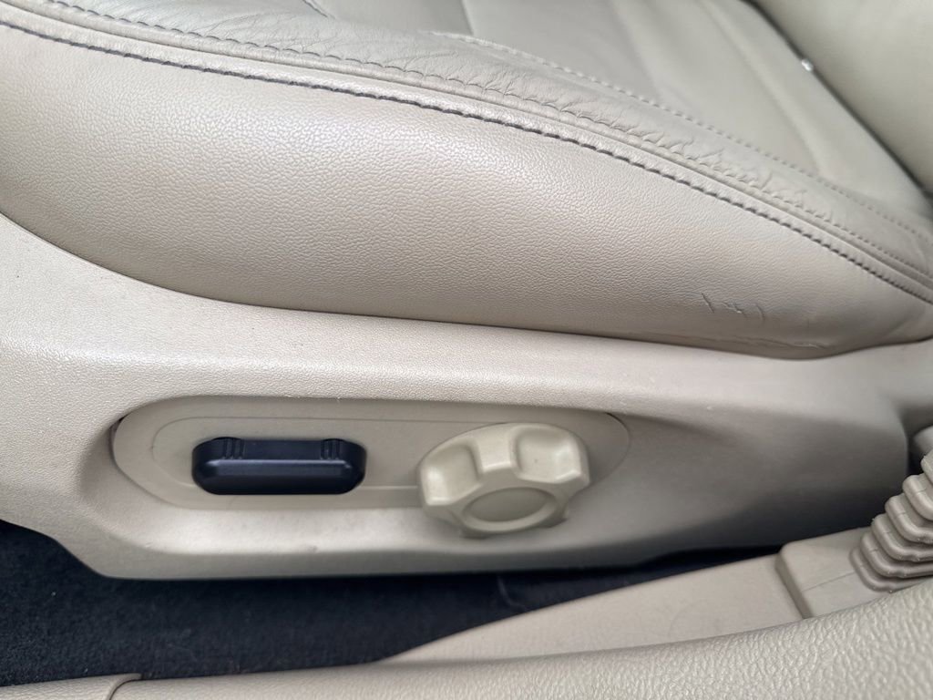 Used 2016 Ford Taurus SEL FWD image 12