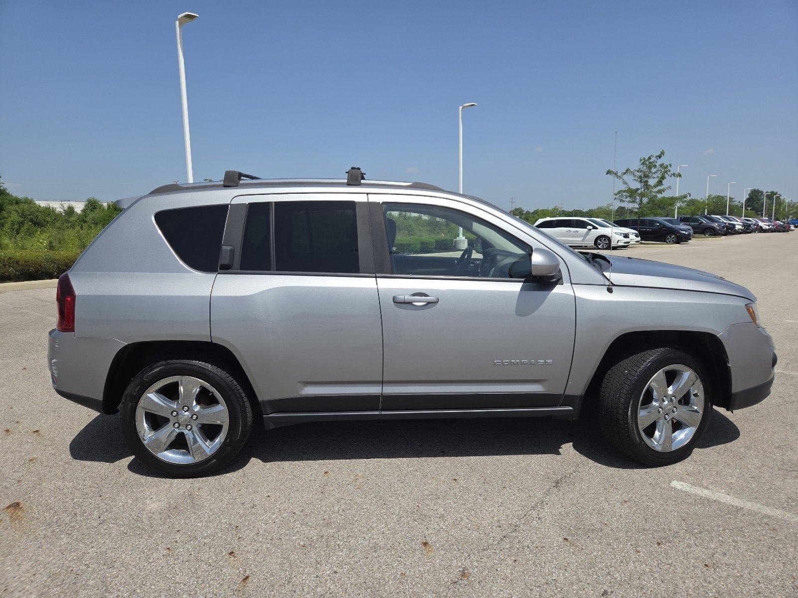 Used 2015 Jeep Compass Latitude FWD image 16