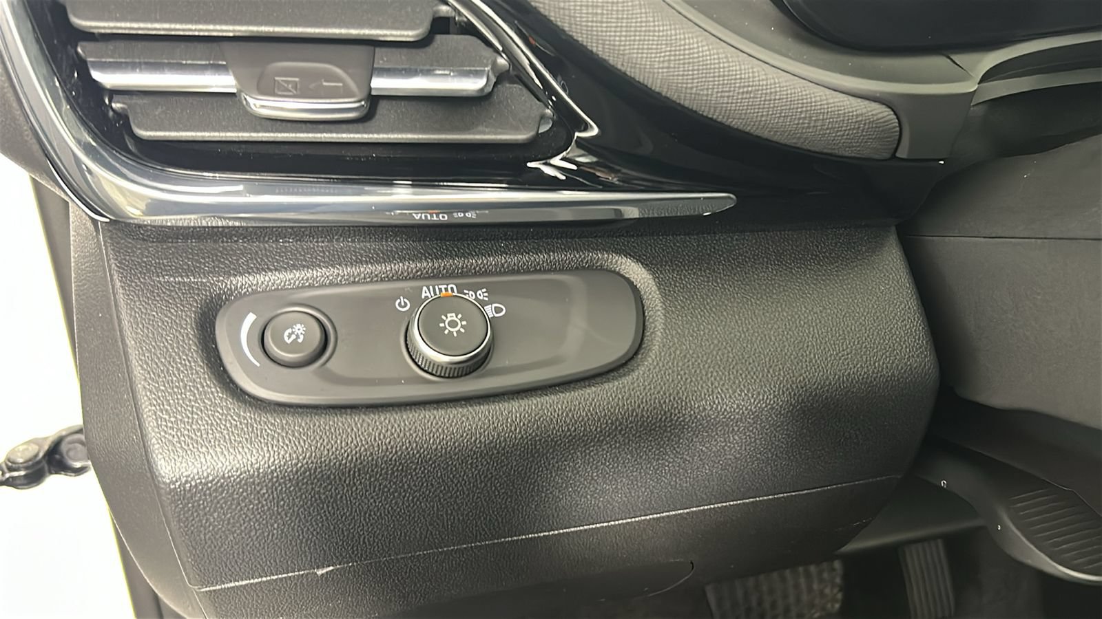 Used 2024 Buick Envista Sport Touring w/ Convenience I Package FWD image 24