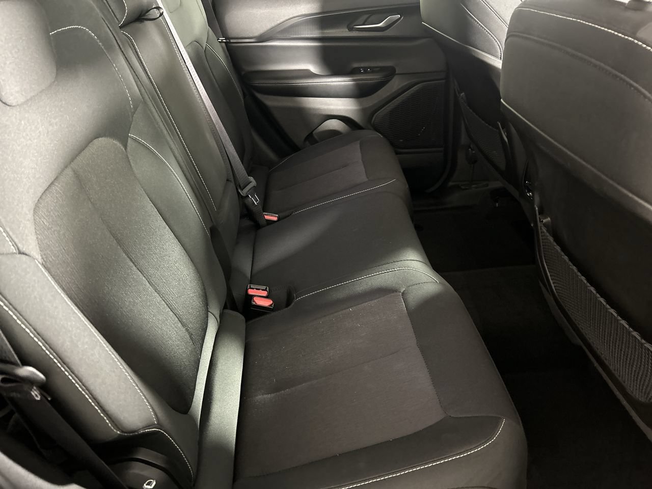 Used 2023 Jeep Grand Cherokee Laredo X RWD image 25