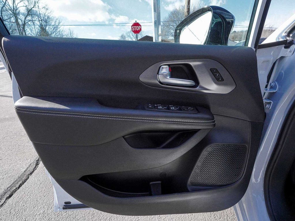 New 2026 Chrysler Pacifica Select FWD image 10