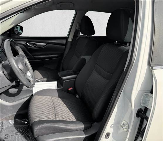 Used 2017 Nissan Rogue SV w/ SV Premium Package image 10