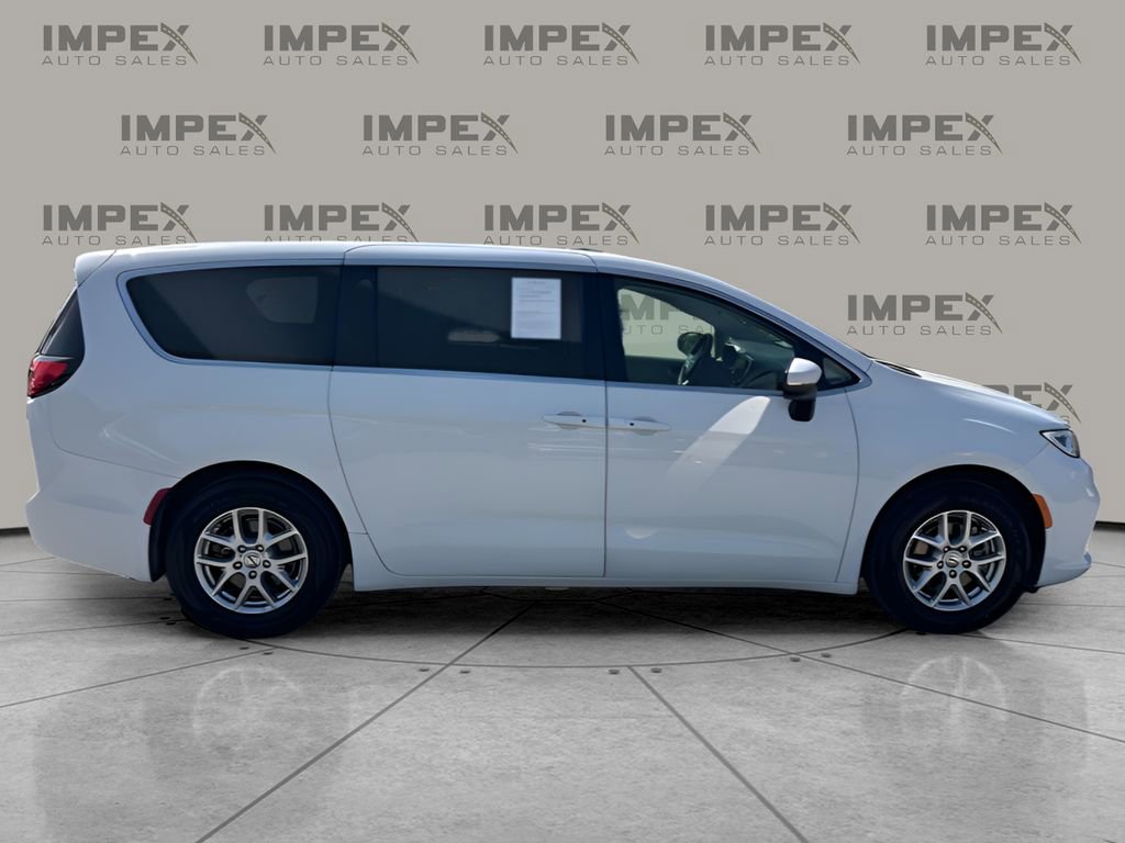 Used 2023 Chrysler Pacifica Touring-L FWD image 6