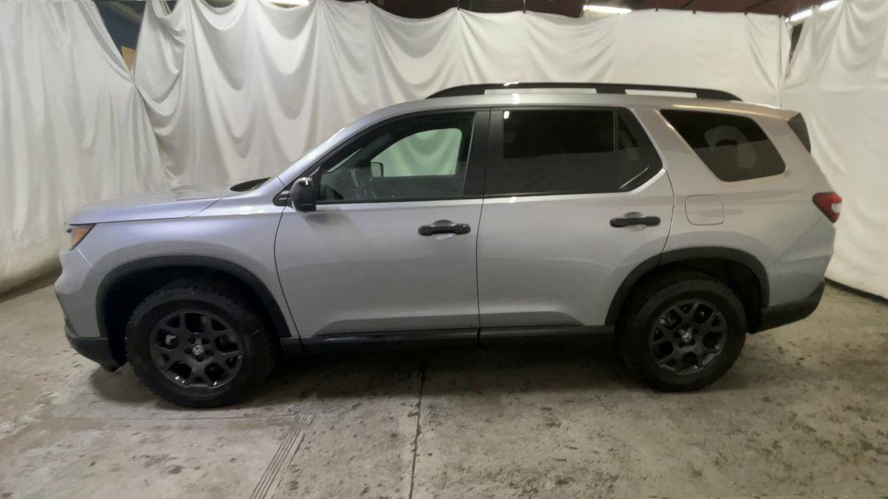 Certified 2025 Honda Pilot TrailSport image 5