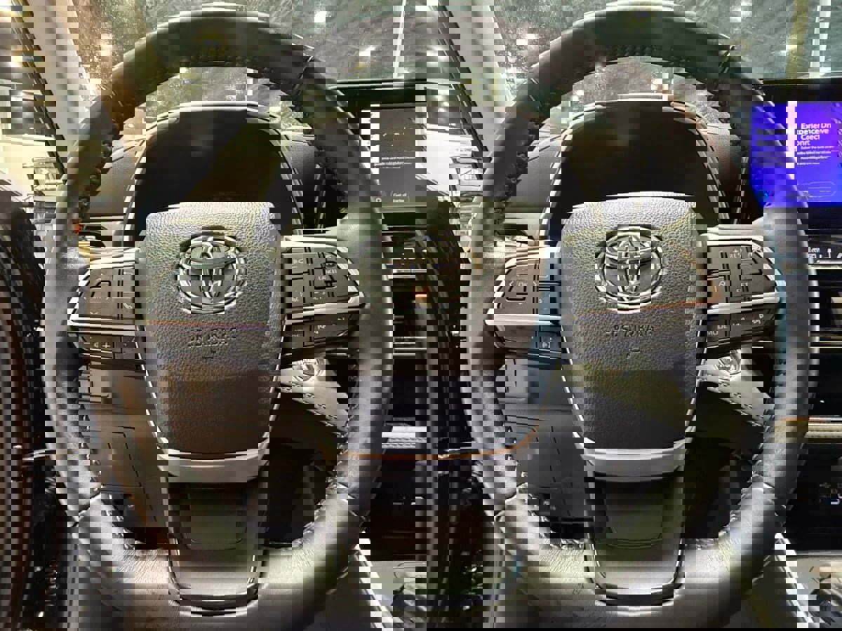 Used 2023 Toyota Highlander XLE image 14