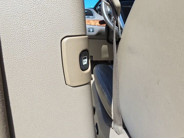 Used 2011 Chrysler Town & Country Limited image 27