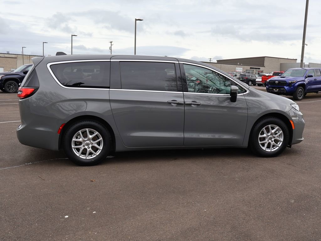 Used 2023 Chrysler Pacifica Touring-L image 7