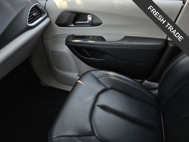 Used 2023 Chrysler Pacifica Touring-L FWD image 29
