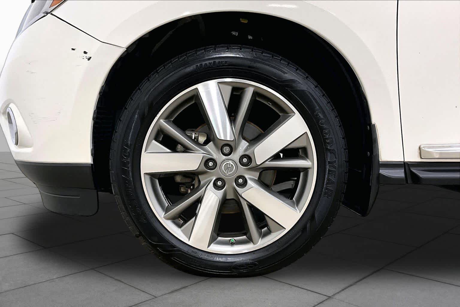 Used 2014 Nissan Pathfinder Platinum w/ Platinum Premium Package FWD image 10