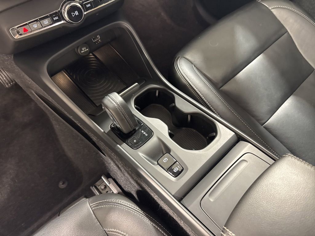 Used 2019 Volvo XC40 T5 Momentum image 14