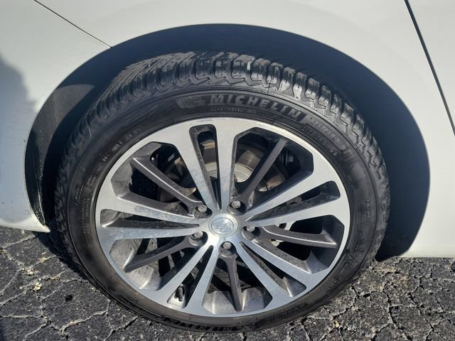 Used 2018 Buick Regal Essence FWD image 8