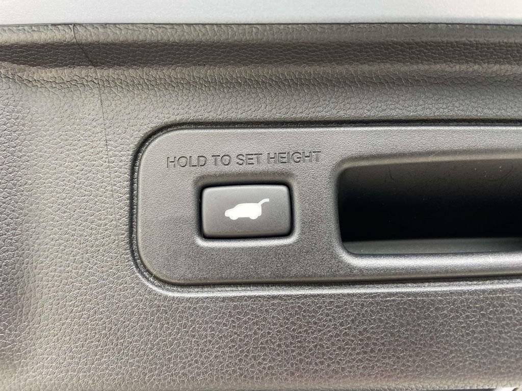 Used 2025 Honda Pilot Touring image 10