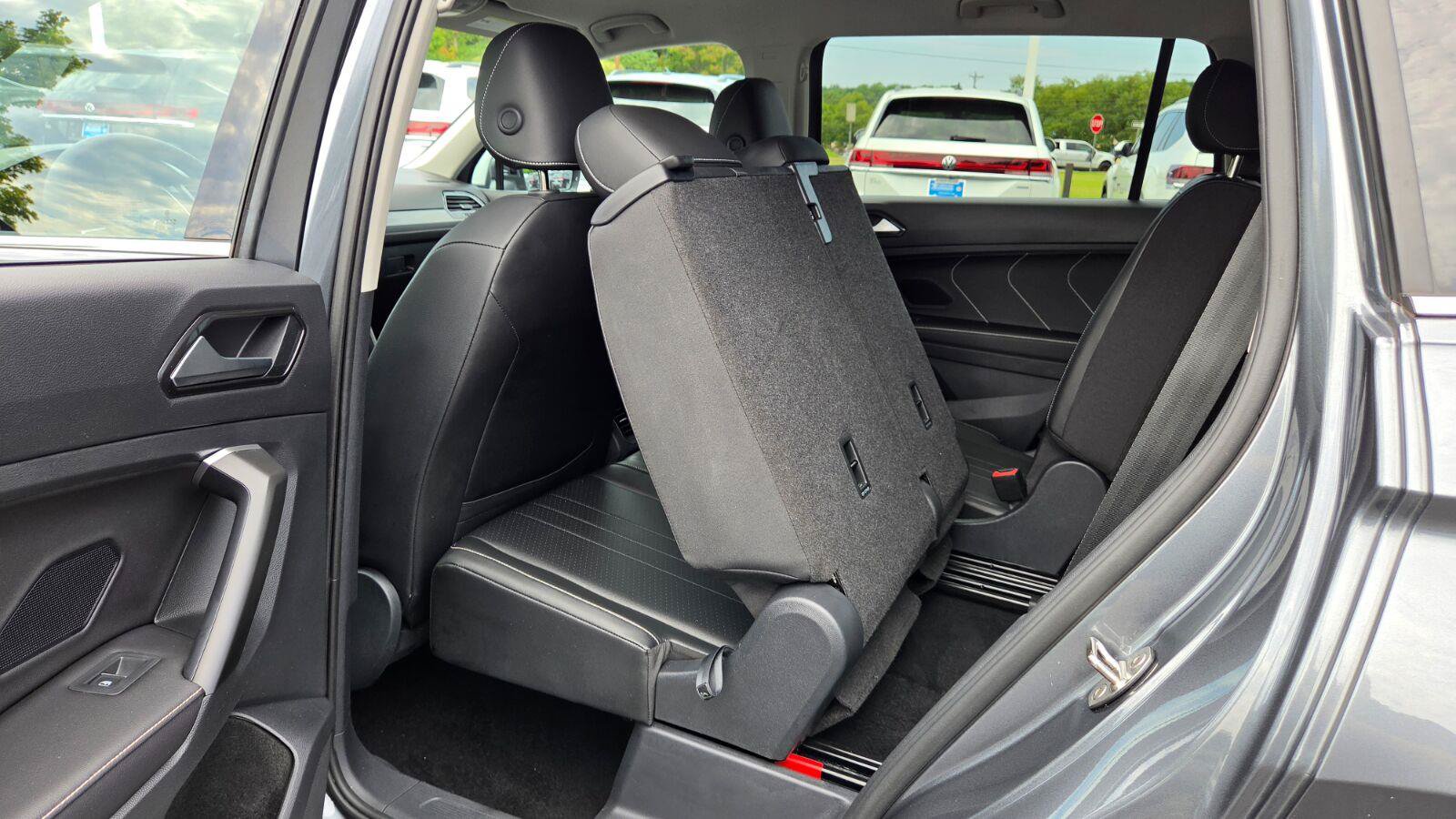 Certified 2023 Volkswagen Tiguan SE FWD image 44
