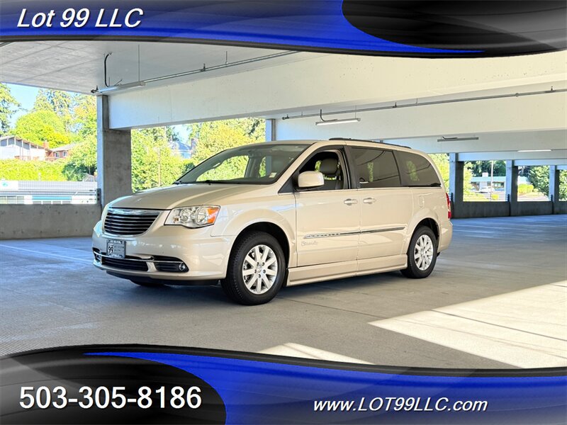 Used 2013 Chrysler Town & Country Touring FWD image 10