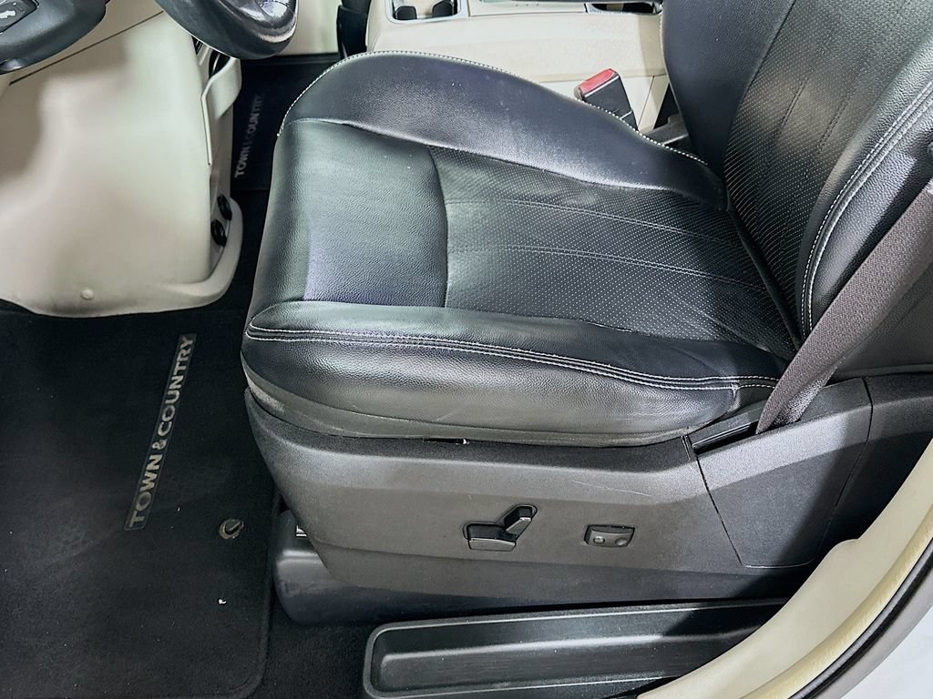 Used 2011 Chrysler Town & Country Touring-L FWD image 9
