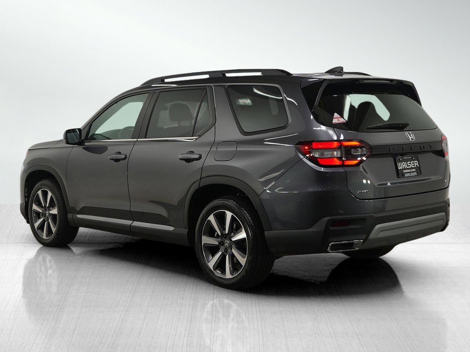 Used 2025 Honda Pilot Touring image 3