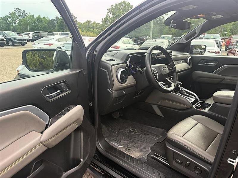Used 2025 Chevrolet Colorado ZR2 w/ Technology Package AWD/4WD image 19